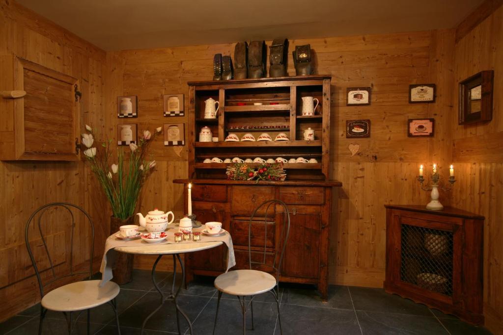Hotel Letterario Locanda Collomb La Thuile Exterior foto