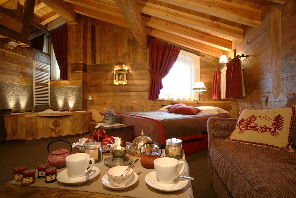 Hotel Letterario Locanda Collomb La Thuile Habitación foto